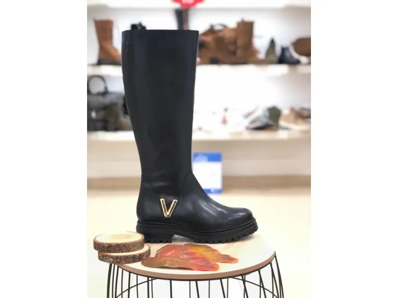 BOTA ALTA DE PIEL CON DETALLE METÁLICO 687K EXE EN COLOR NEGRO