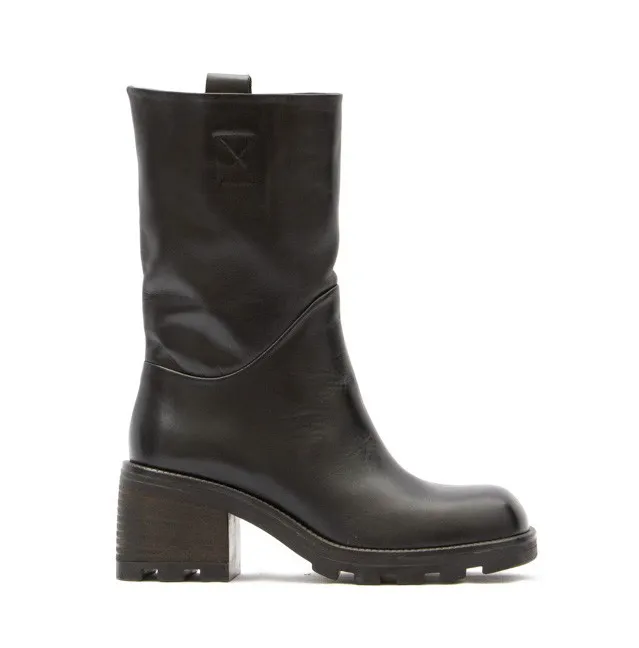 Botin negro piel moda suela goma
