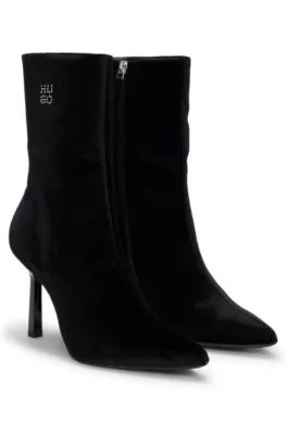 Botines con tacto de terciopelo y logo apilado