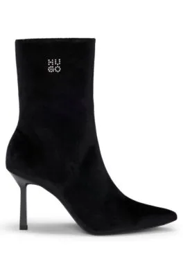 Botines con tacto de terciopelo y logo apilado