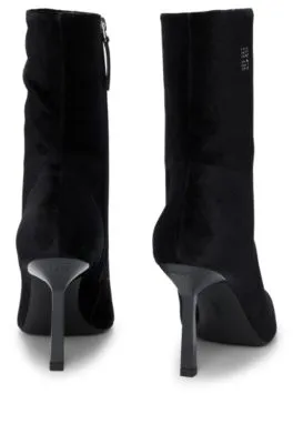 Botines con tacto de terciopelo y logo apilado