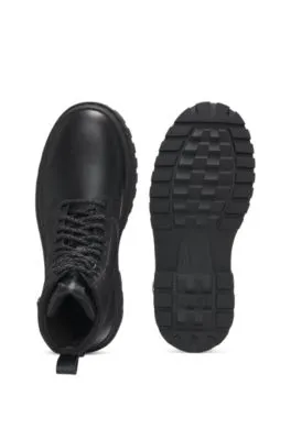 Botines de mezcla de materiales con detalle de mosquetón