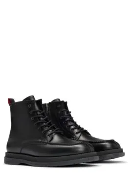 Botines de piel con cordones y trabilla de la marca