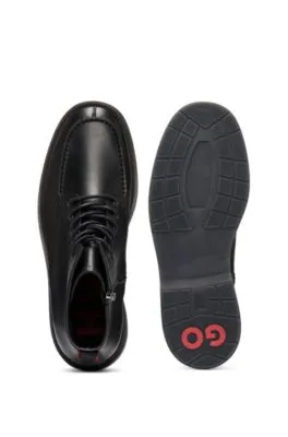 Botines de piel con cordones y trabilla de la marca