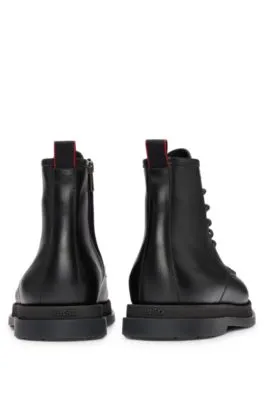 Botines de piel con cordones y trabilla de la marca