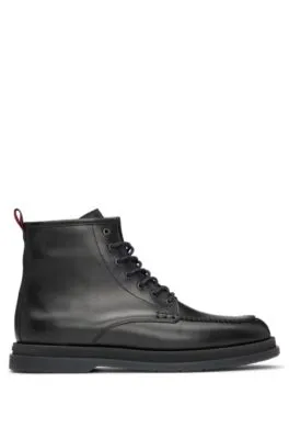 Botines de piel con cordones y trabilla de la marca