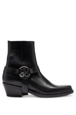 Botines de piel con detalle metálico de logo de temporada