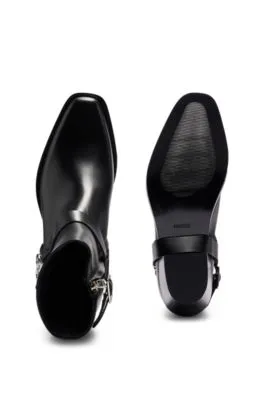 Botines de piel con detalle metálico de logo de temporada