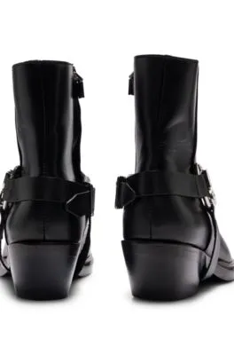 Botines de piel con detalle metálico de logo de temporada