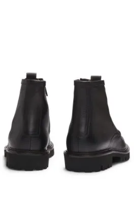 Botines de piel granulada con puntera marcada