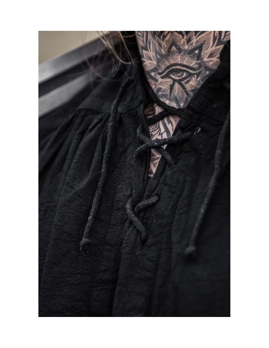 Camisa medieval negra con lazos