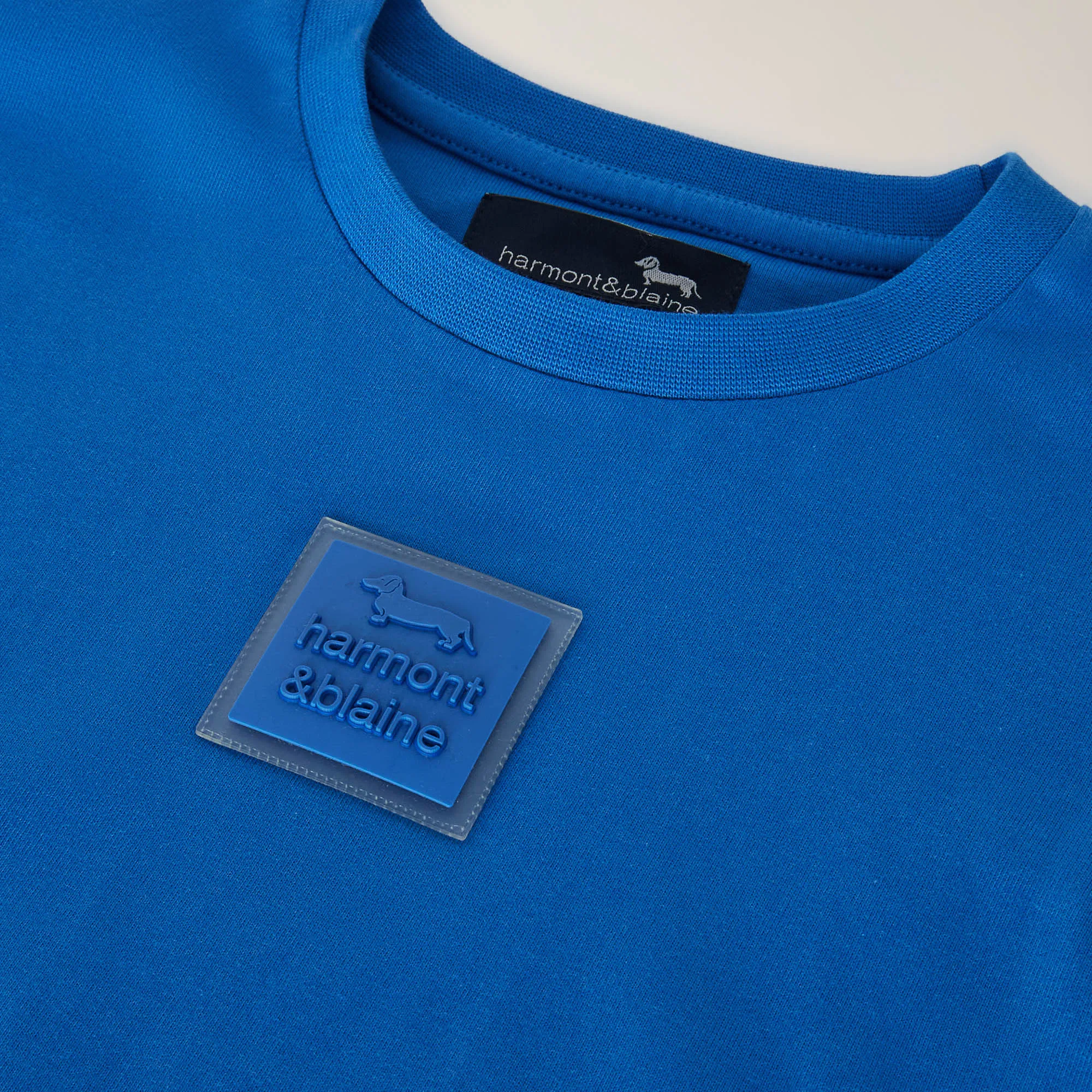 Camiseta ecológica con parche y eslogan bordado