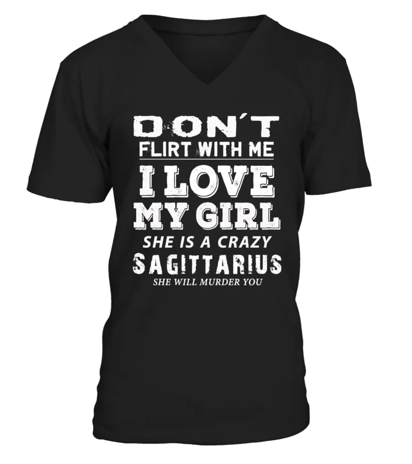 Dont flirt with the man of Sagittarius Camiseta cuello en V Unisex