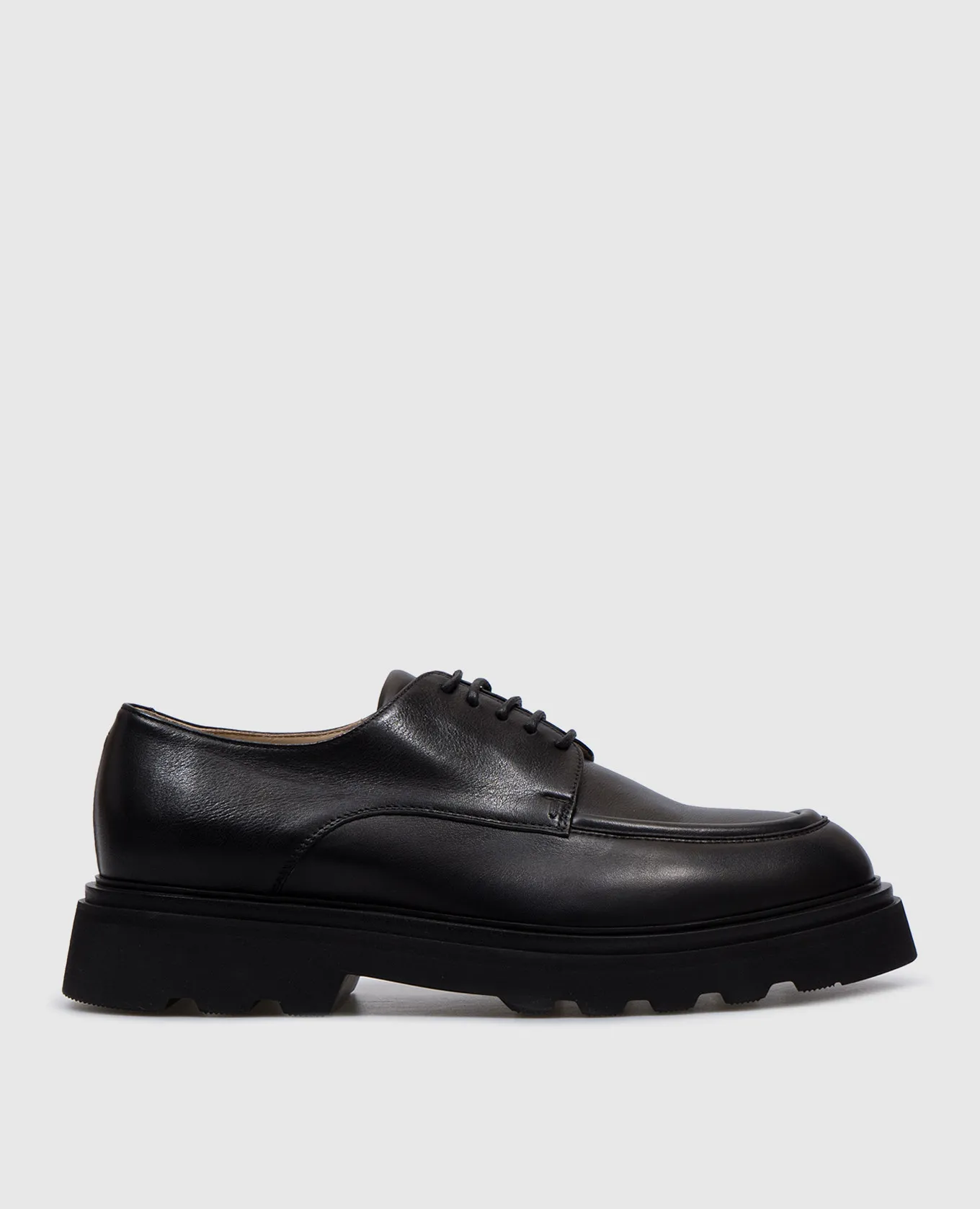 Doucal's Black leather derbies