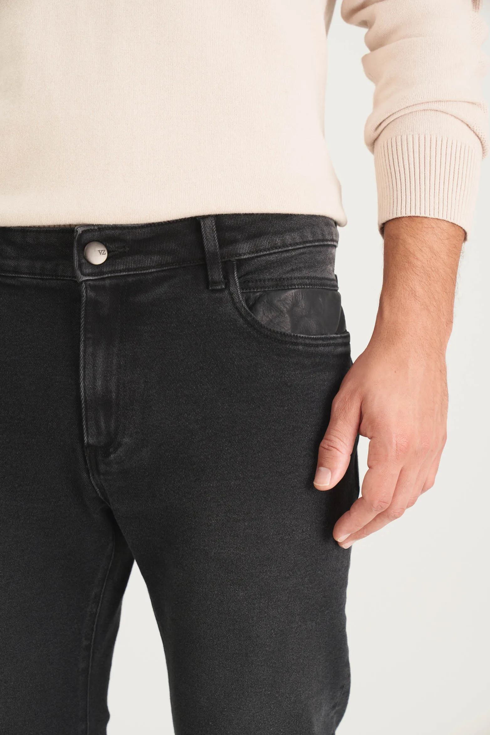 Jean avellano black denim para hombre pasadores en cuero