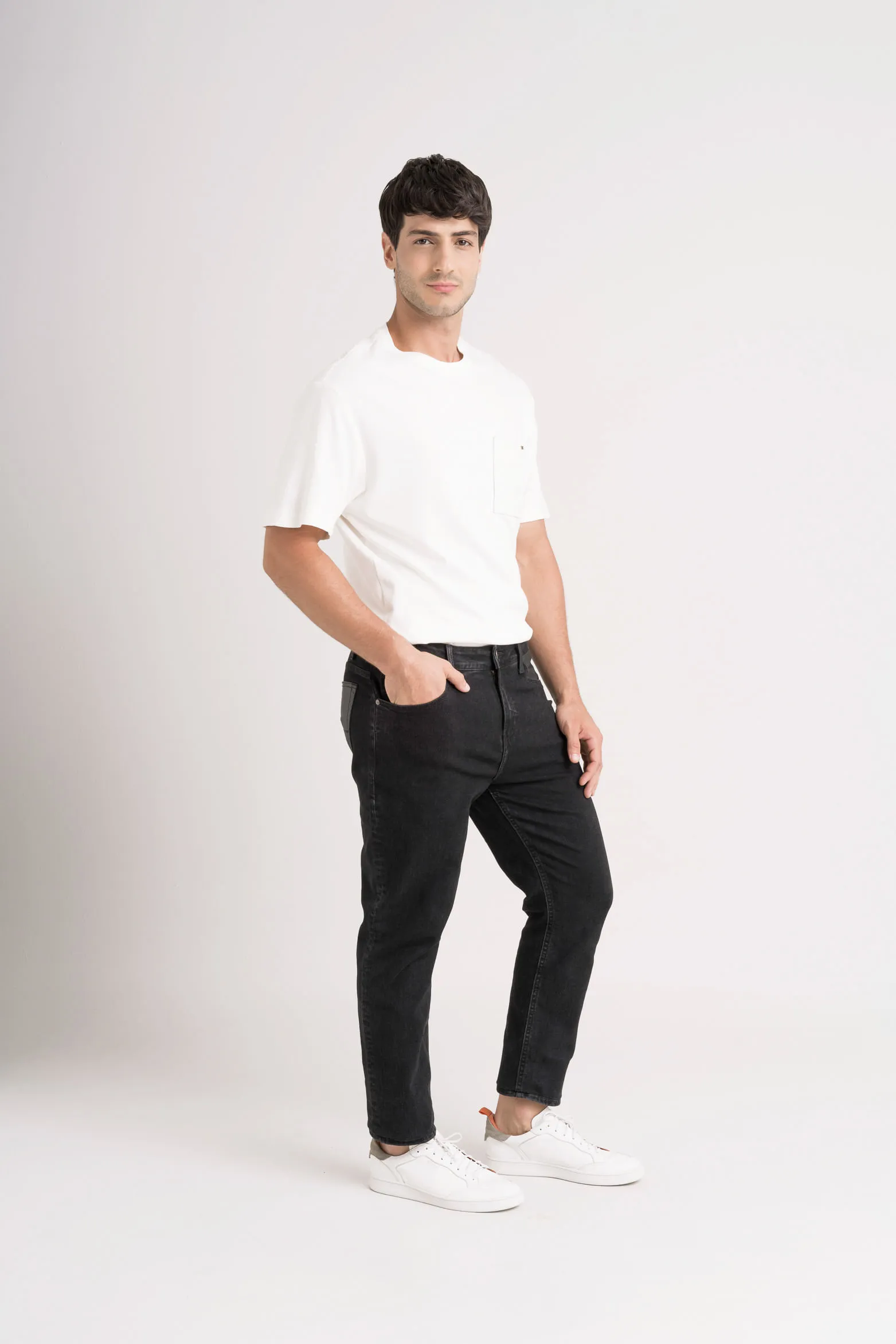 Jean zafiro en black denim para hombre silueta semi fitted