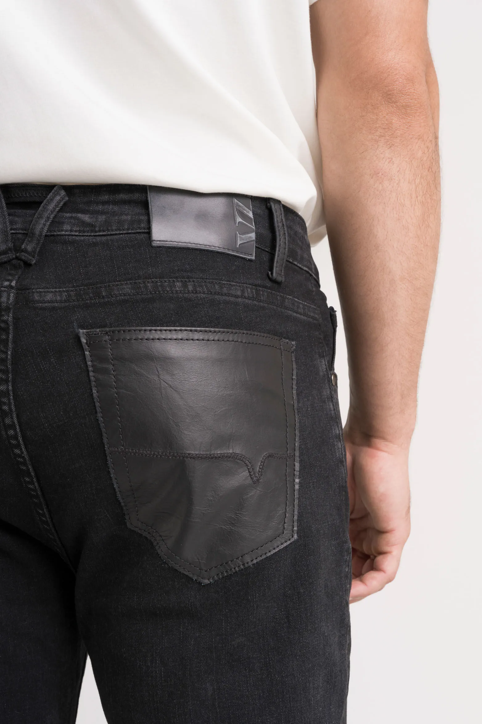 Jean zafiro en black denim para hombre silueta semi fitted