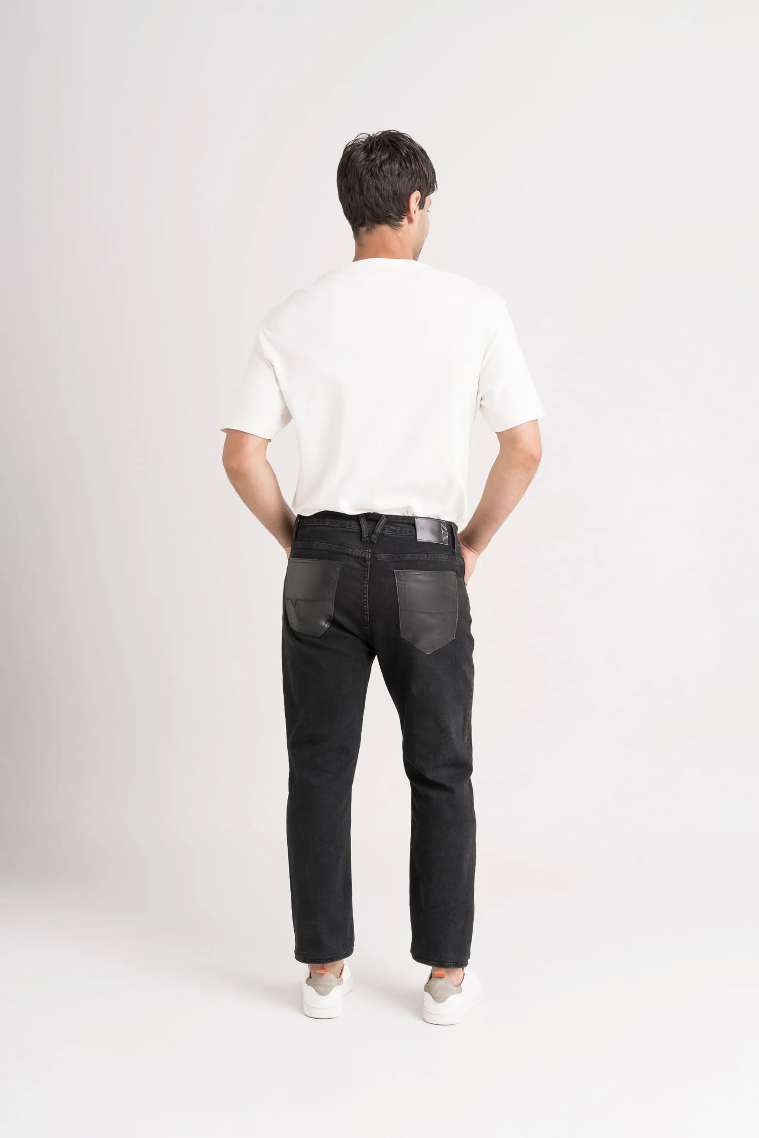 Jean zafiro en black denim para hombre silueta semi fitted