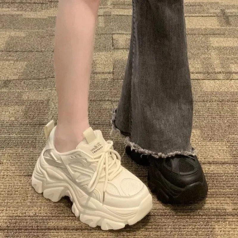 La altura de papá aumenta el verano infantil 2024 nuevos zapatos blancos pequeños, zapatos deportivos gruesos con solución grues