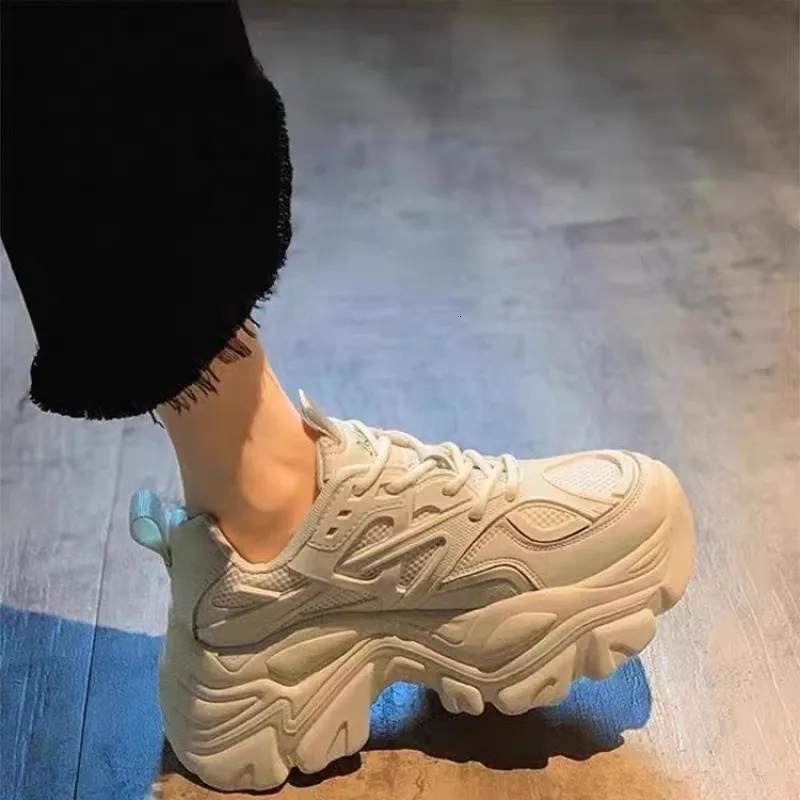 La altura de papá aumenta el verano infantil 2024 nuevos zapatos blancos pequeños, zapatos deportivos gruesos con solución grues