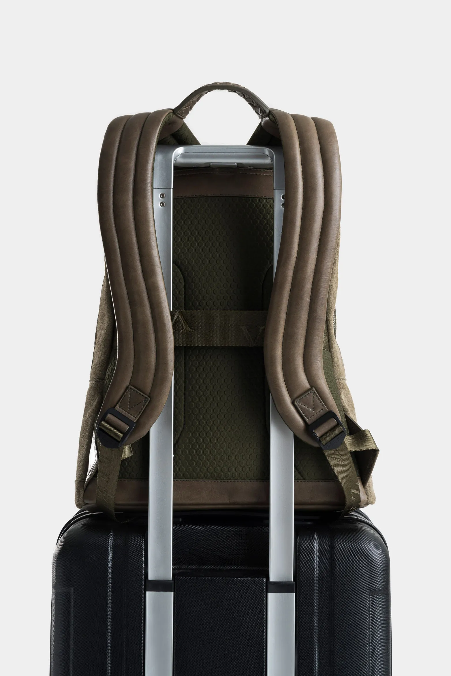 Morral bolet de cuero gamuzado para hombre manija trenzada