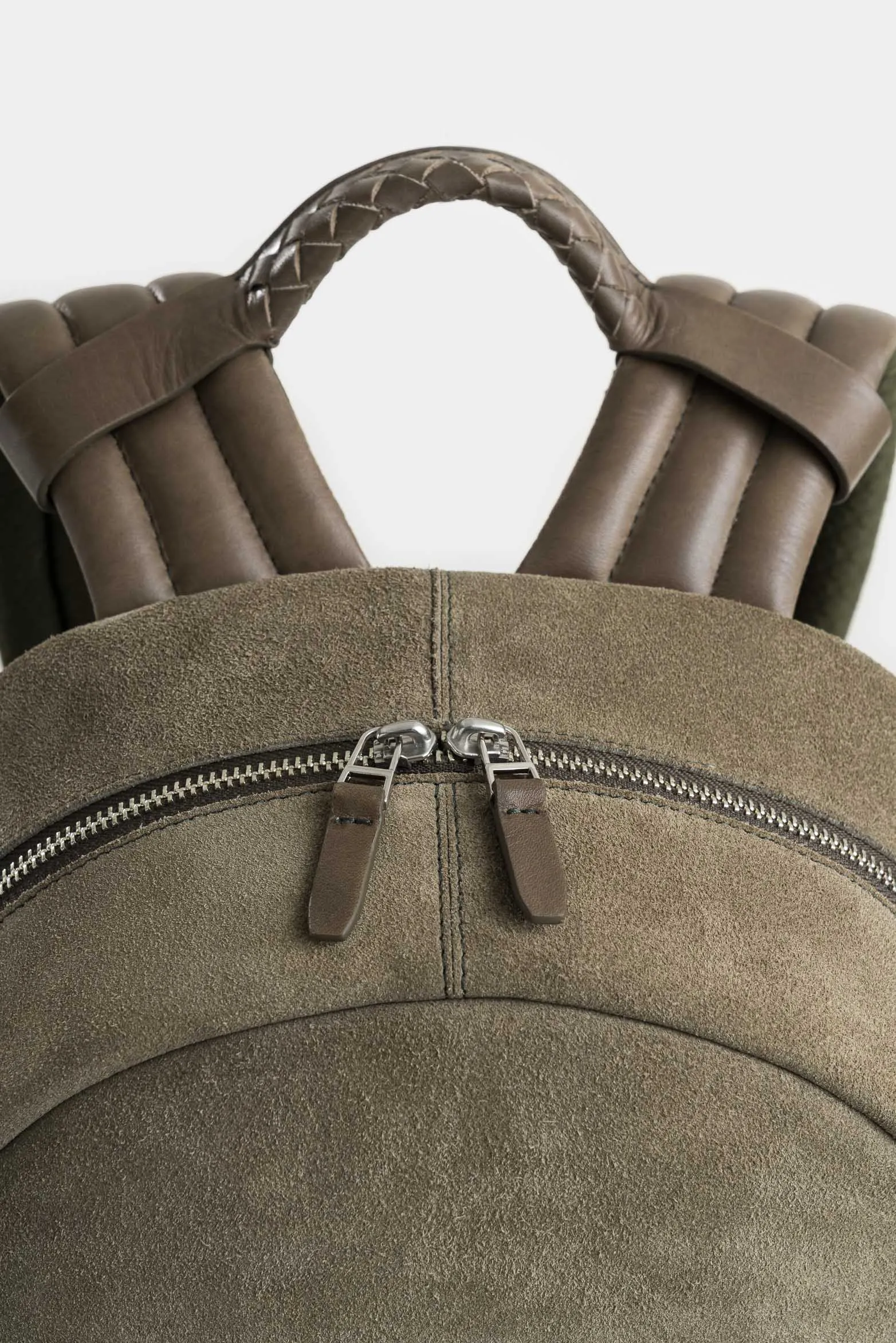 Morral bolet de cuero gamuzado para hombre manija trenzada