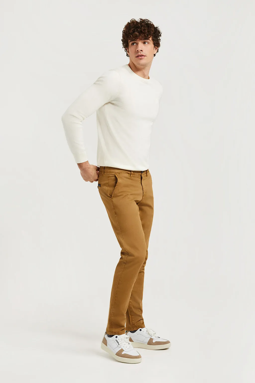 Pantalón chino marrón de algodón elástico con detalles Polo Club