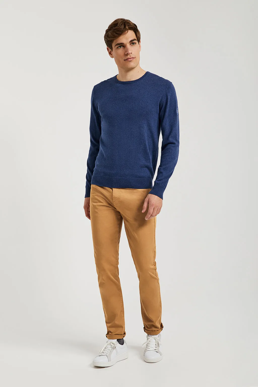 Pantalón marrón de cinco bolsillos con logo bordado