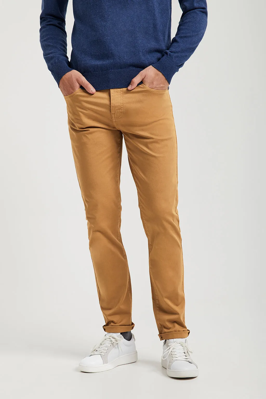Pantalón marrón de cinco bolsillos con logo bordado