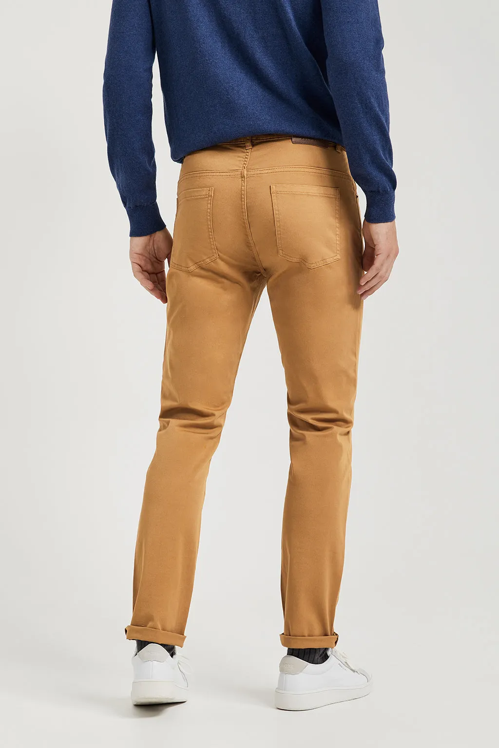 Pantalón marrón de cinco bolsillos con logo bordado