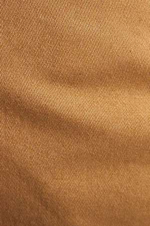 Pantalón marrón de cinco bolsillos con logo bordado