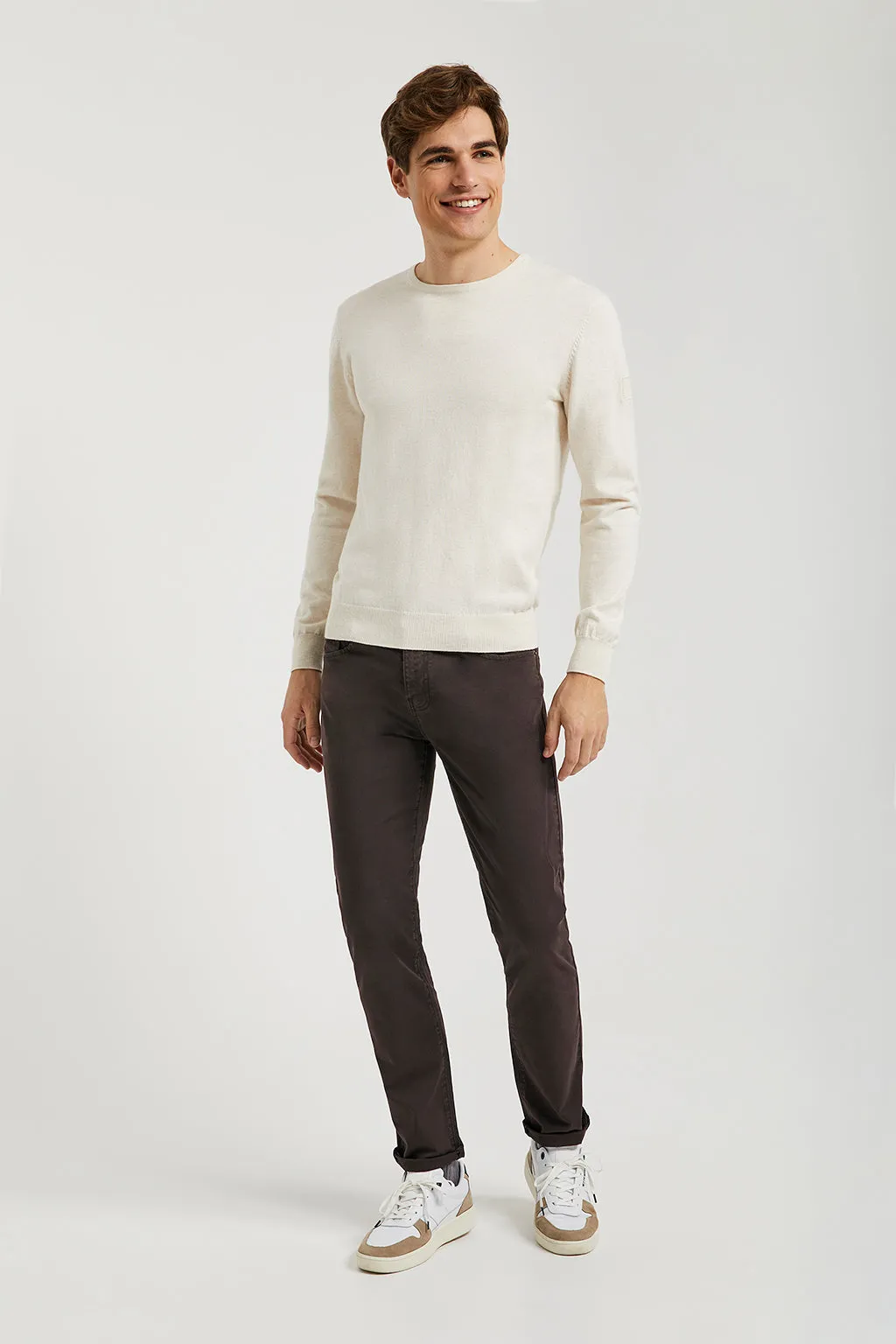 Pantalón marrón oscuro de cinco bolsillos con logo bordado