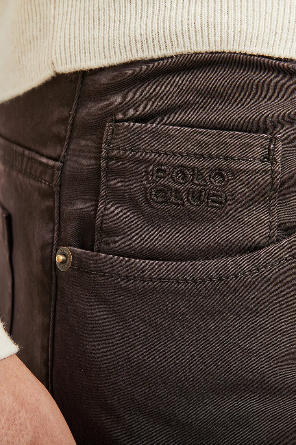 Pantalón marrón oscuro de cinco bolsillos con logo bordado