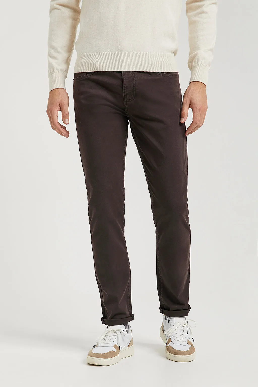 Pantalón marrón oscuro de cinco bolsillos con logo bordado
