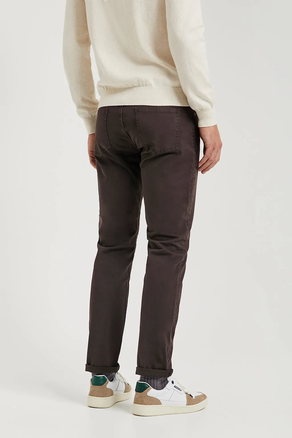 Pantalón marrón oscuro de cinco bolsillos con logo bordado