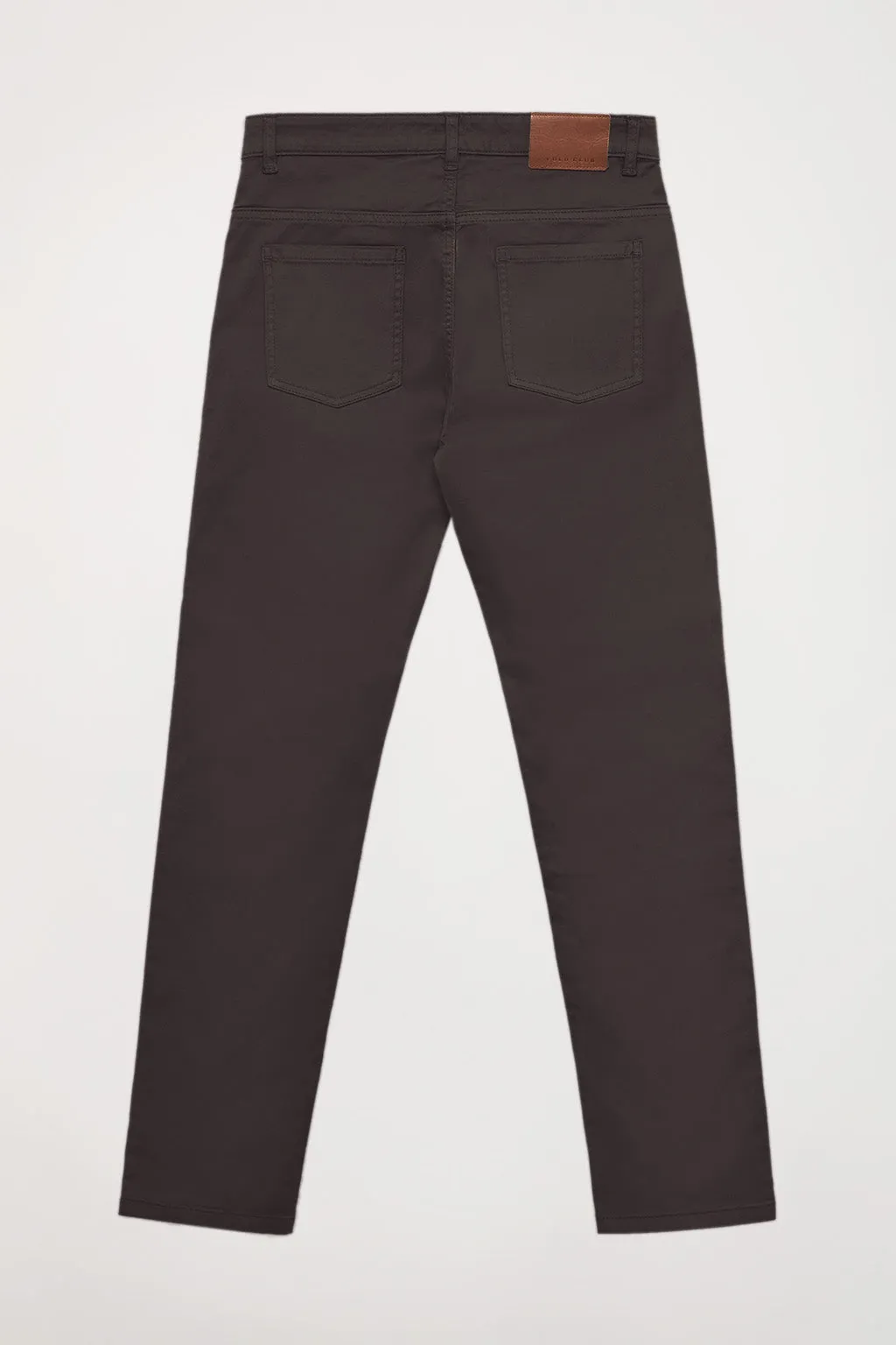 Pantalón marrón oscuro de cinco bolsillos con logo bordado
