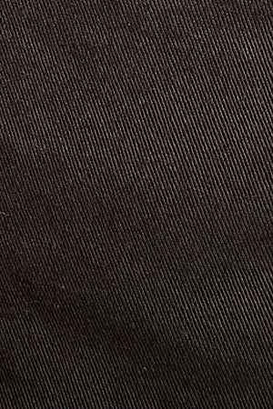 Pantalón marrón oscuro de cinco bolsillos con logo bordado