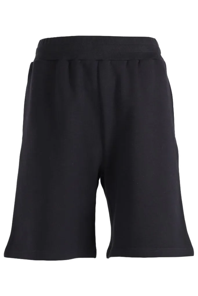 Pantalón negro corto logo en oro parte trasera