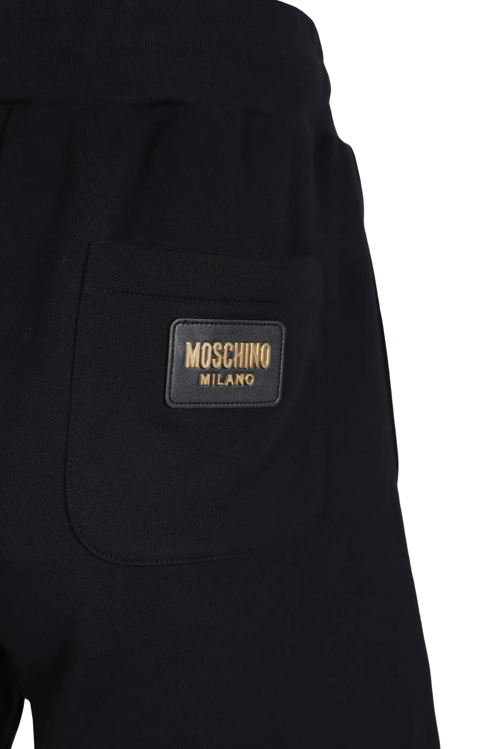 Pantalón negro corto logo en oro parte trasera