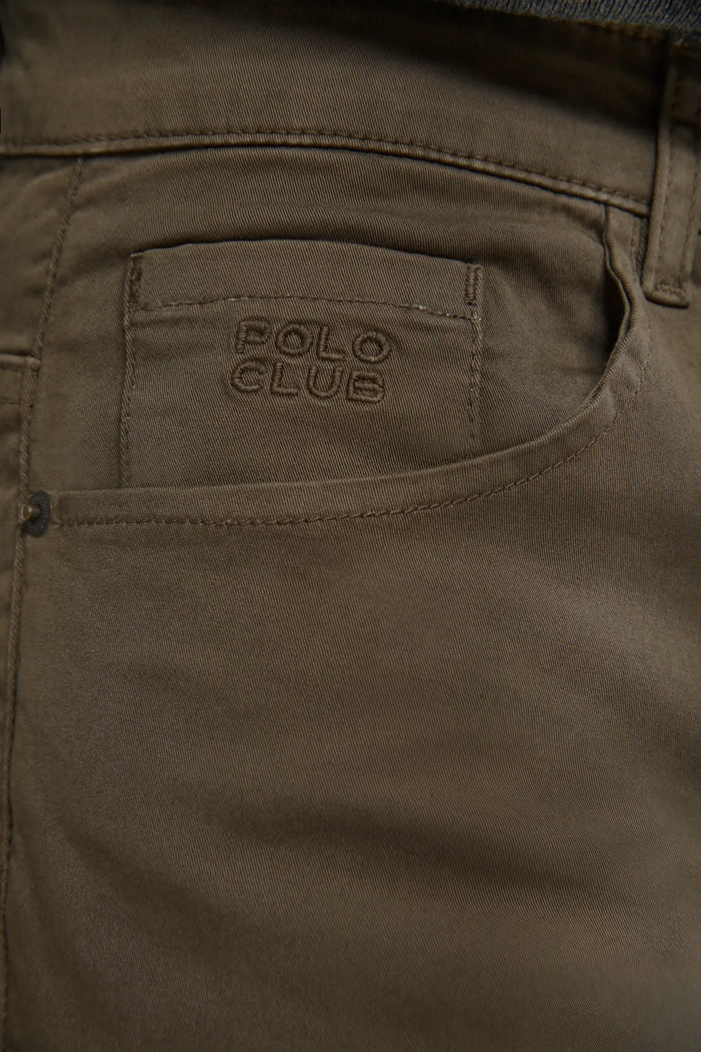 Pantalón verde oscuro de cinco bolsillos con logo bordado