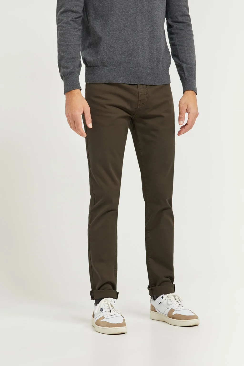 Pantalón verde oscuro de cinco bolsillos con logo bordado