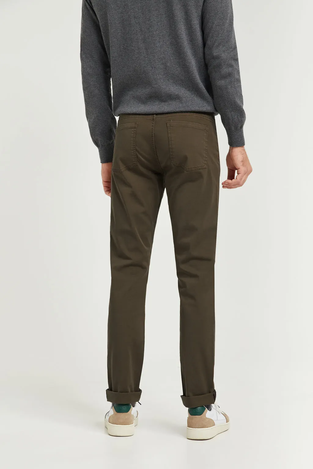 Pantalón verde oscuro de cinco bolsillos con logo bordado