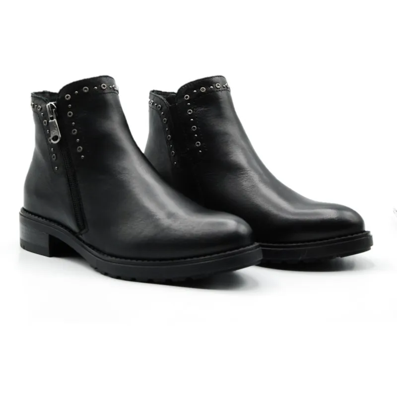 PAULA URBAN BOTIN LISO TACHAS 9976