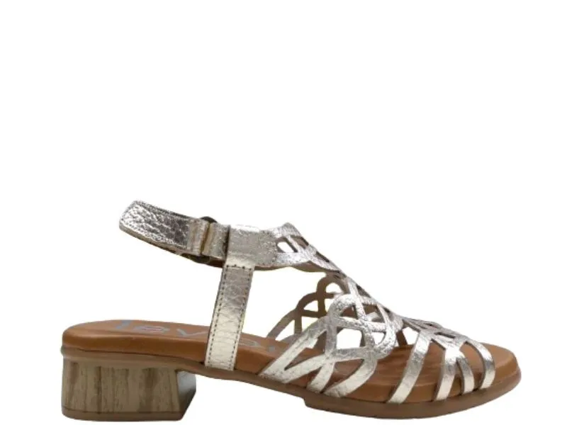 SANDALIA DE PIEL TROQUELADA LEYLAND EN COLOR ORO 5609
