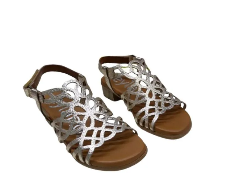 SANDALIA DE PIEL TROQUELADA LEYLAND EN COLOR ORO 5609