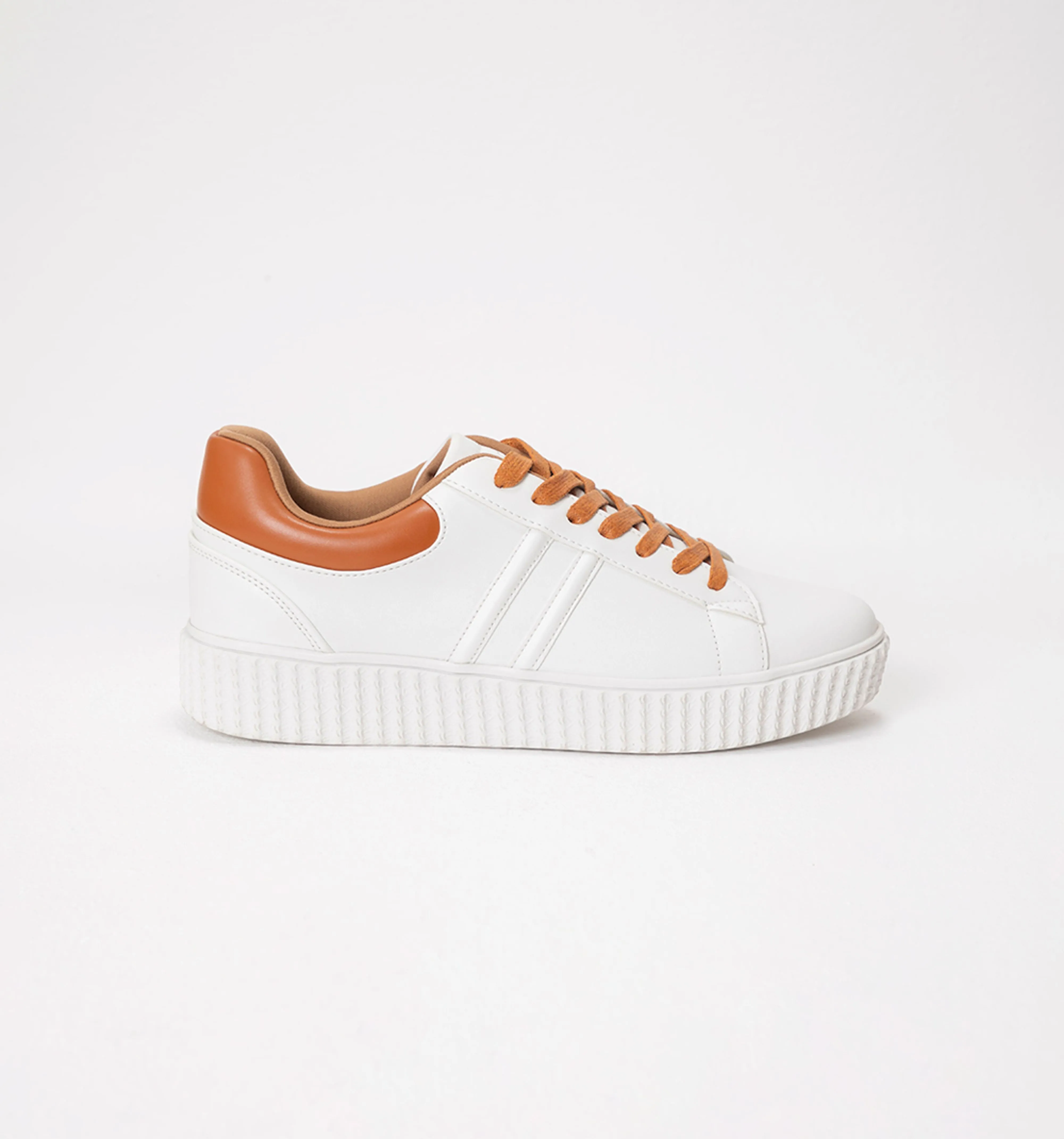 Tenis para hombre con logo repujado