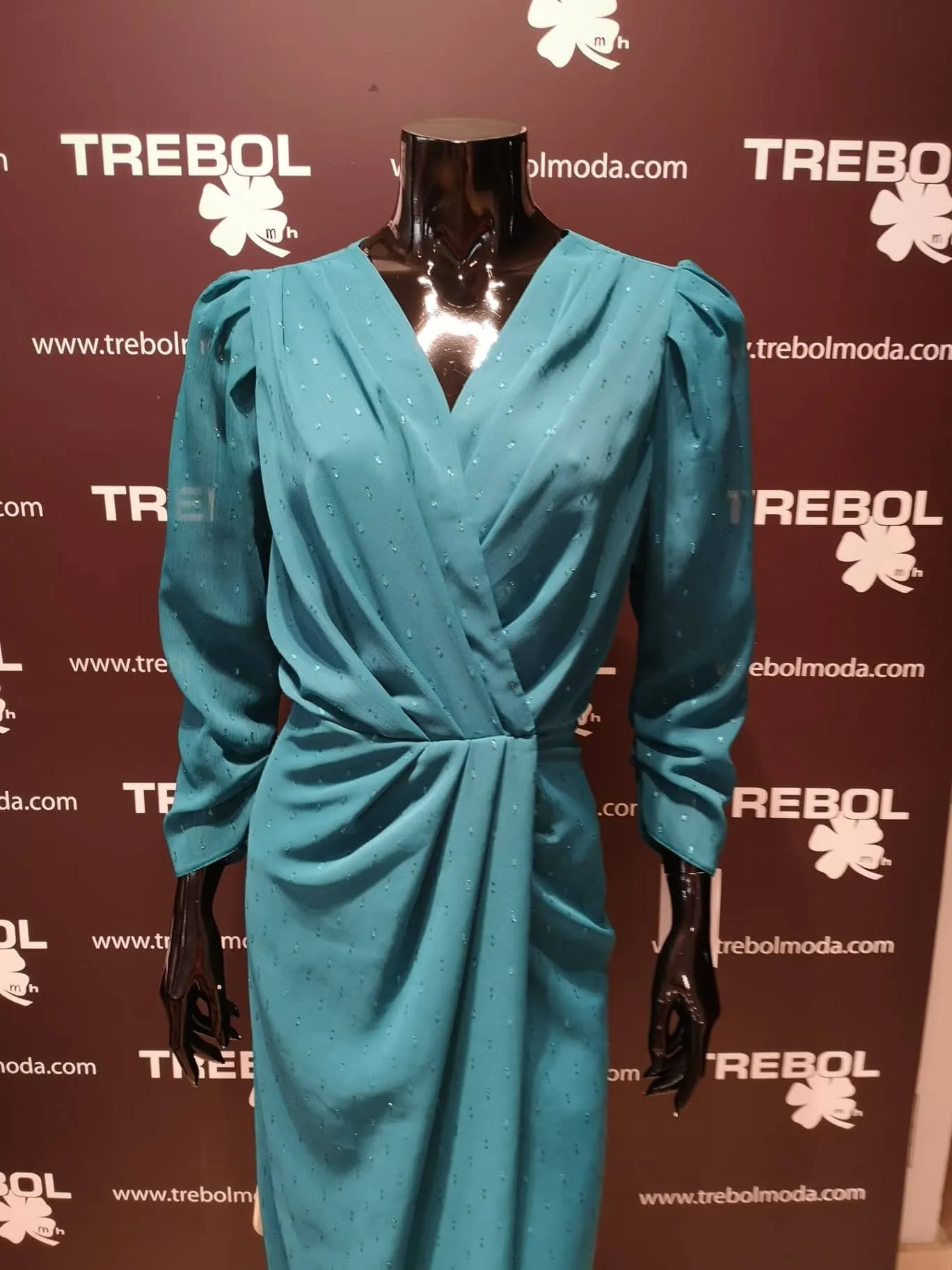 Vestido con mangas para boda de otoño