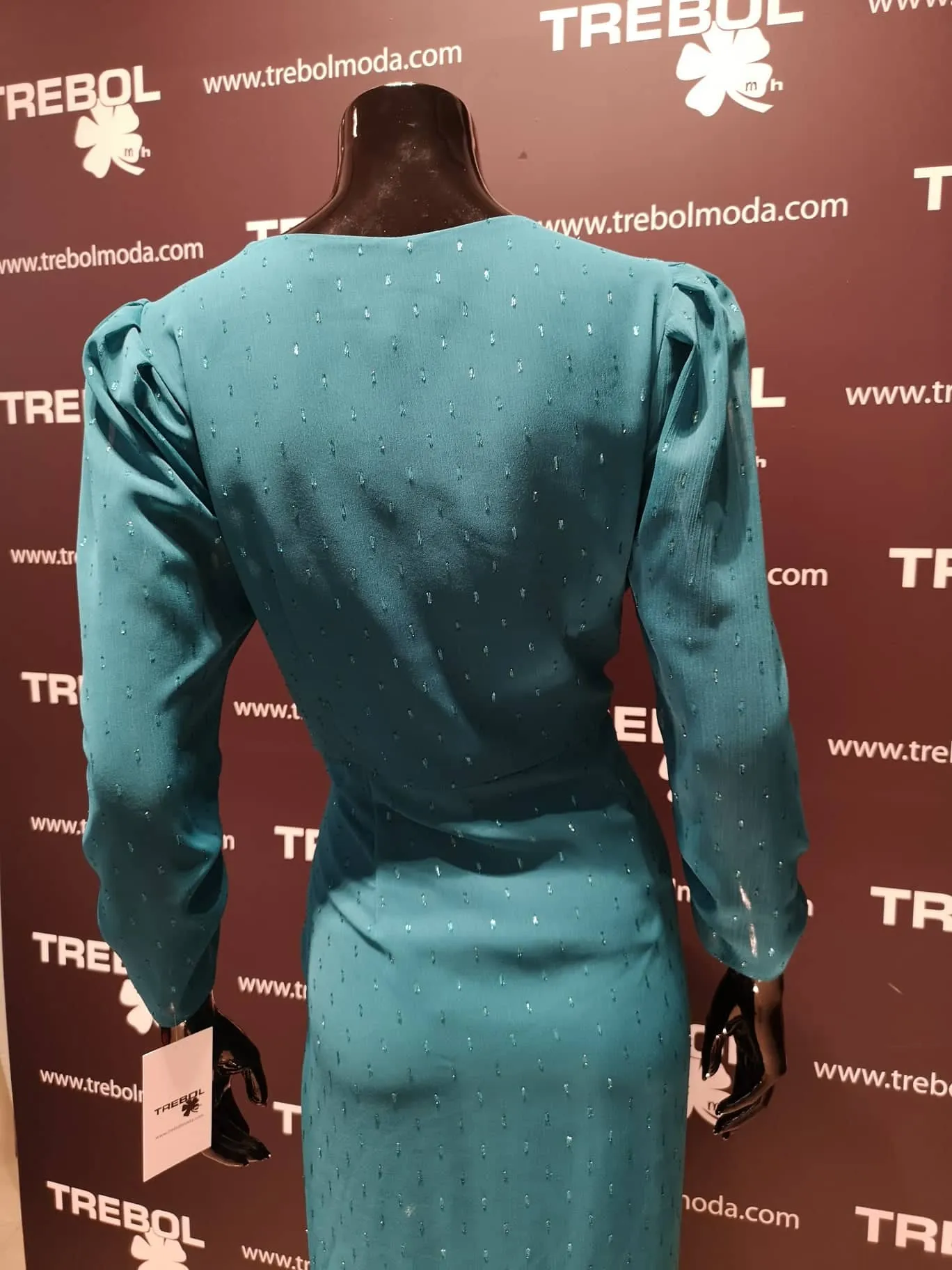 Vestido con mangas para boda de otoño