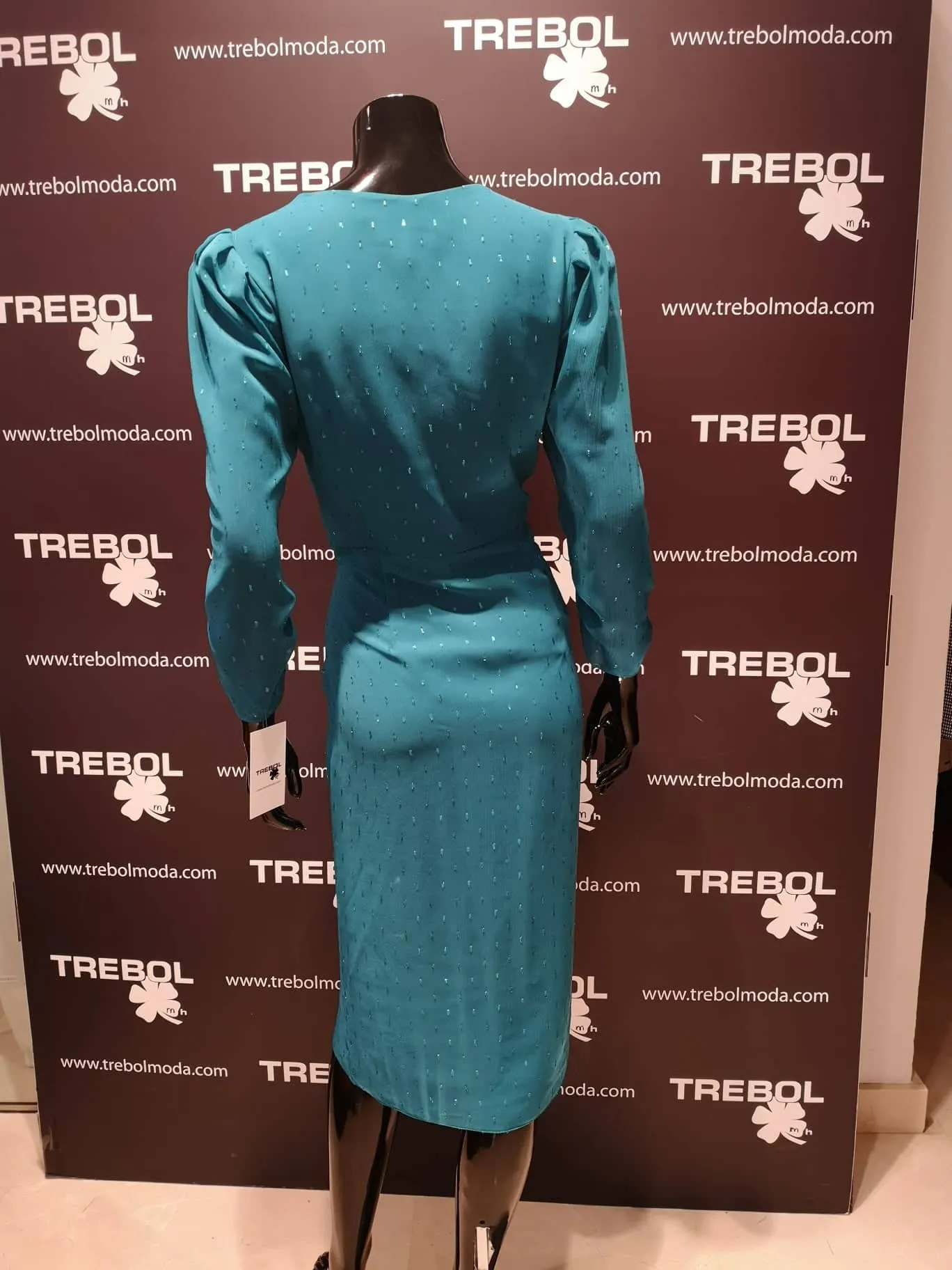 Vestido con mangas para boda de otoño
