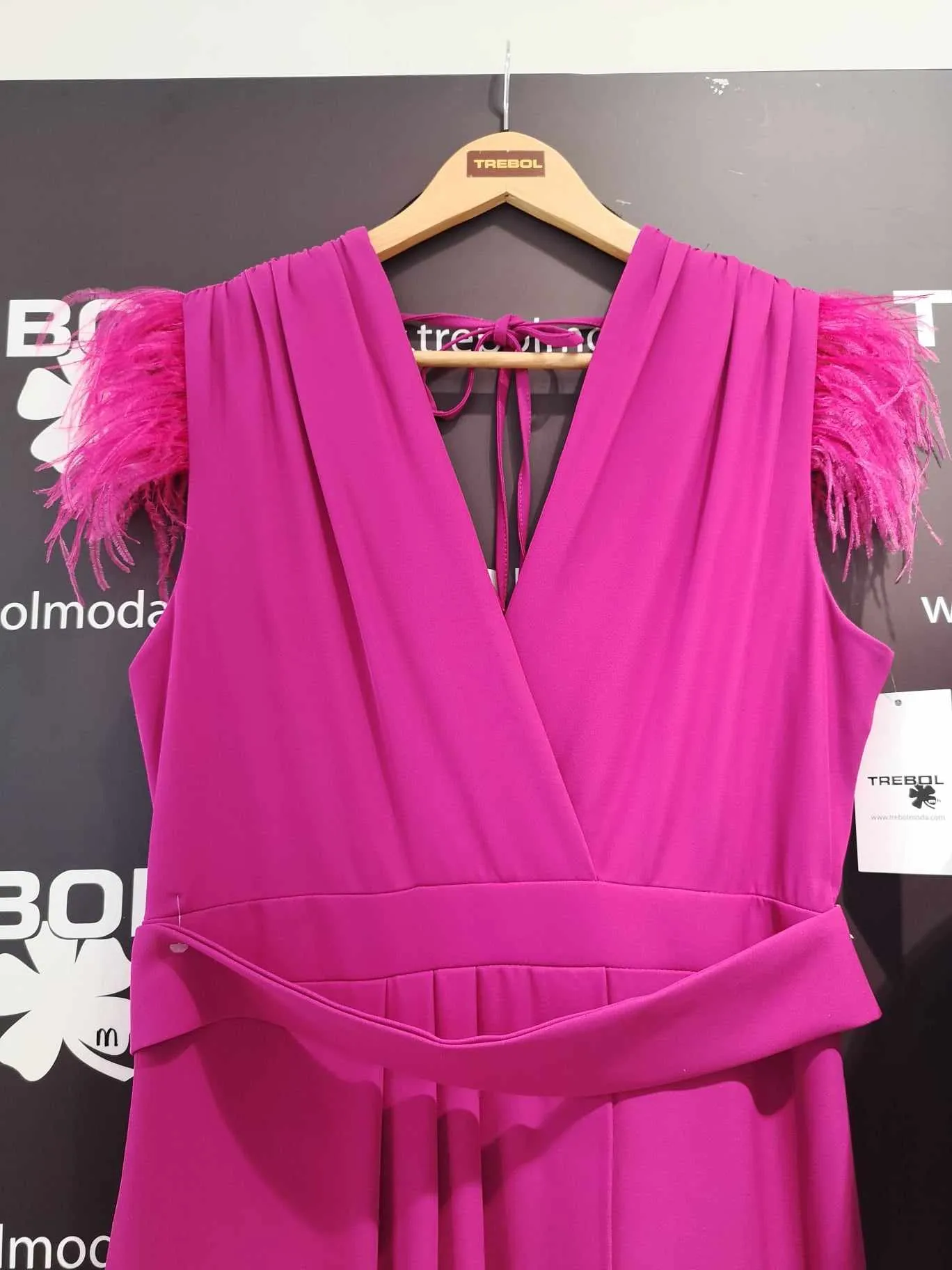 Vestido original con plumitas